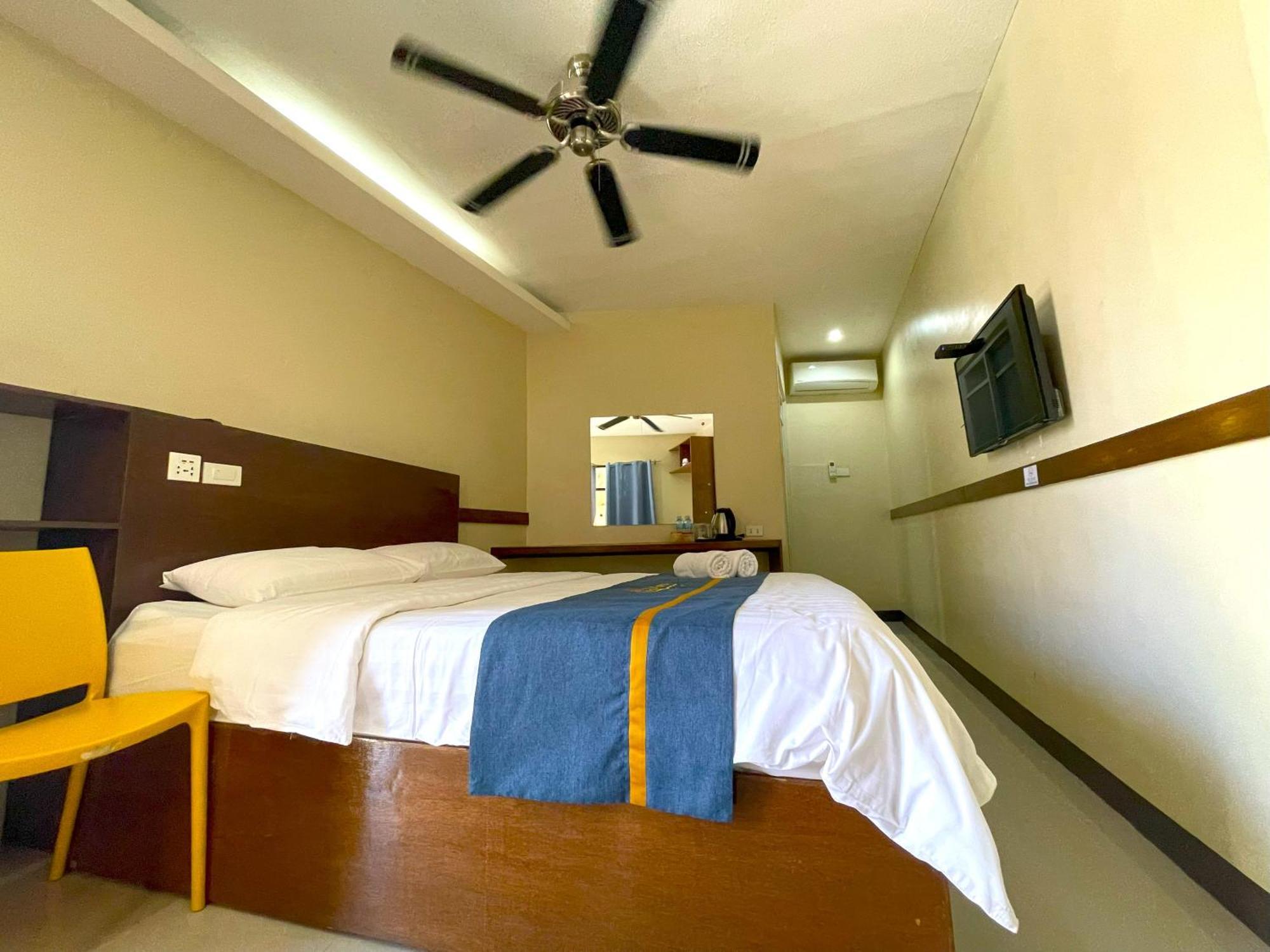 Casa Marco Suites Puerto Galera Powered By Cocotel Exterior photo